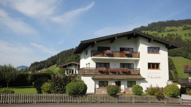 Appartementhaus im Sommer