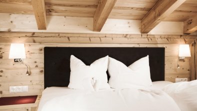 Schlafzimmer mit Altholz ausgestattet