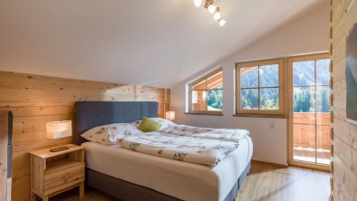 Schlafzimmer mit Zugang zum Balkon