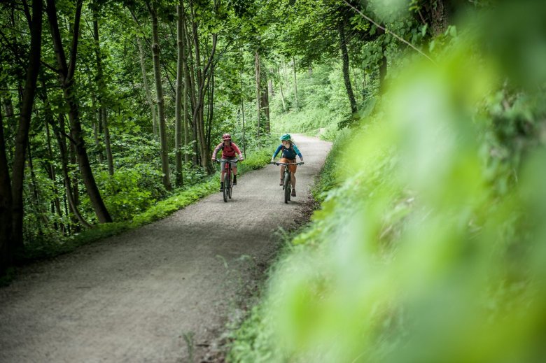 
                   Über die beschilderte Mountainbike-Route pedalieren wir bis zur Hungerburg.
                