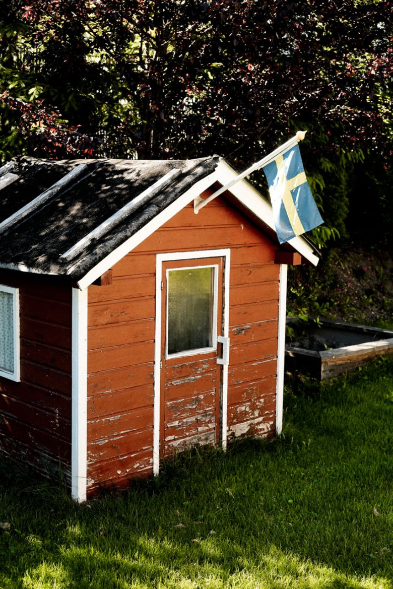 
                   Sogar das Häuschen im Garten zeigt Flagge.
                