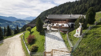 Eingangsbereich Alm mit Zaun, © Fam. Kostenzer