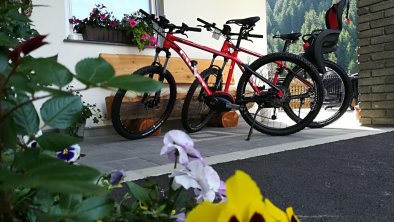 Hauseigene E-Bikes, © Alpen-Appartements Zürcher