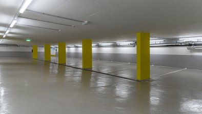 große kostenlose Tiefgarage mit E-Ladestation