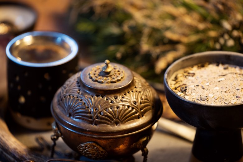 The Rauhn&auml;chte also offer the opportunity to prepare for the new year. For wish lists, you need a nice container to keep them in and a small fire bowl (here filled with sand) in which one wish is burned every day.