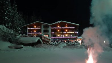 Hotel im Winter am Abend