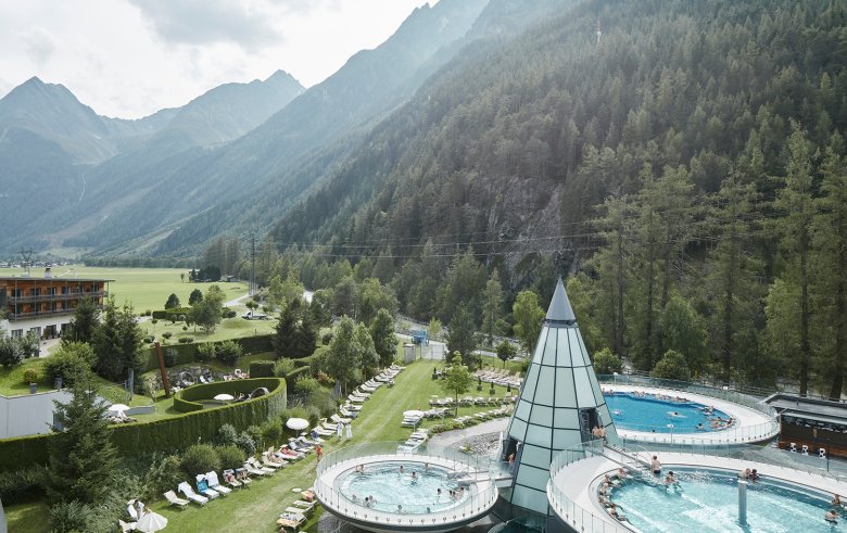 The floating bowls surrounding the main spa building are the most eye-catching feature at the Aqua Dome in Längenfeld. Photo: Tirol Werbung