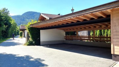 Carport und Radweg