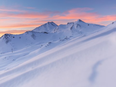 Early risers can ride a piste groomer to the Hexenseeh&uuml;tte before sunrise, where a fine breakfast awaits, before hitting the slopes. An unforgettable experience.
, © Seilbahn Komperdell GmbH - Andreas Kirschner