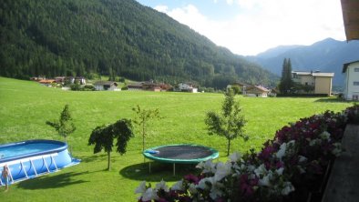 Blick zum Pool & Trampolin, © Neuhauser