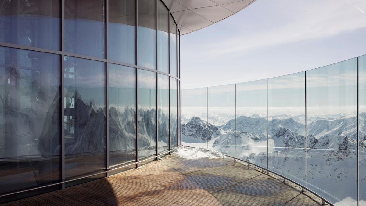 The clue is in the name at the “Café 3440” on the Pitztal Glacier. This futuristic building at 3,440 metres above sea level is the highest café in Austria and the ideal place to marvel at the mountains over coffee and home-made cake., © Tirol Werbung/Verena Kathrein