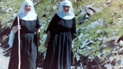 0081 Nonnen vor der Hütte 1986