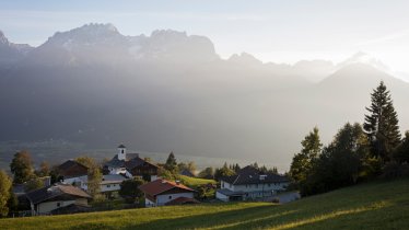 The Straganzhof high above the Drautal Valley offers excellent views of the Dolomites south of Lienz., © Tirol Werbung/Lisa Hörterer